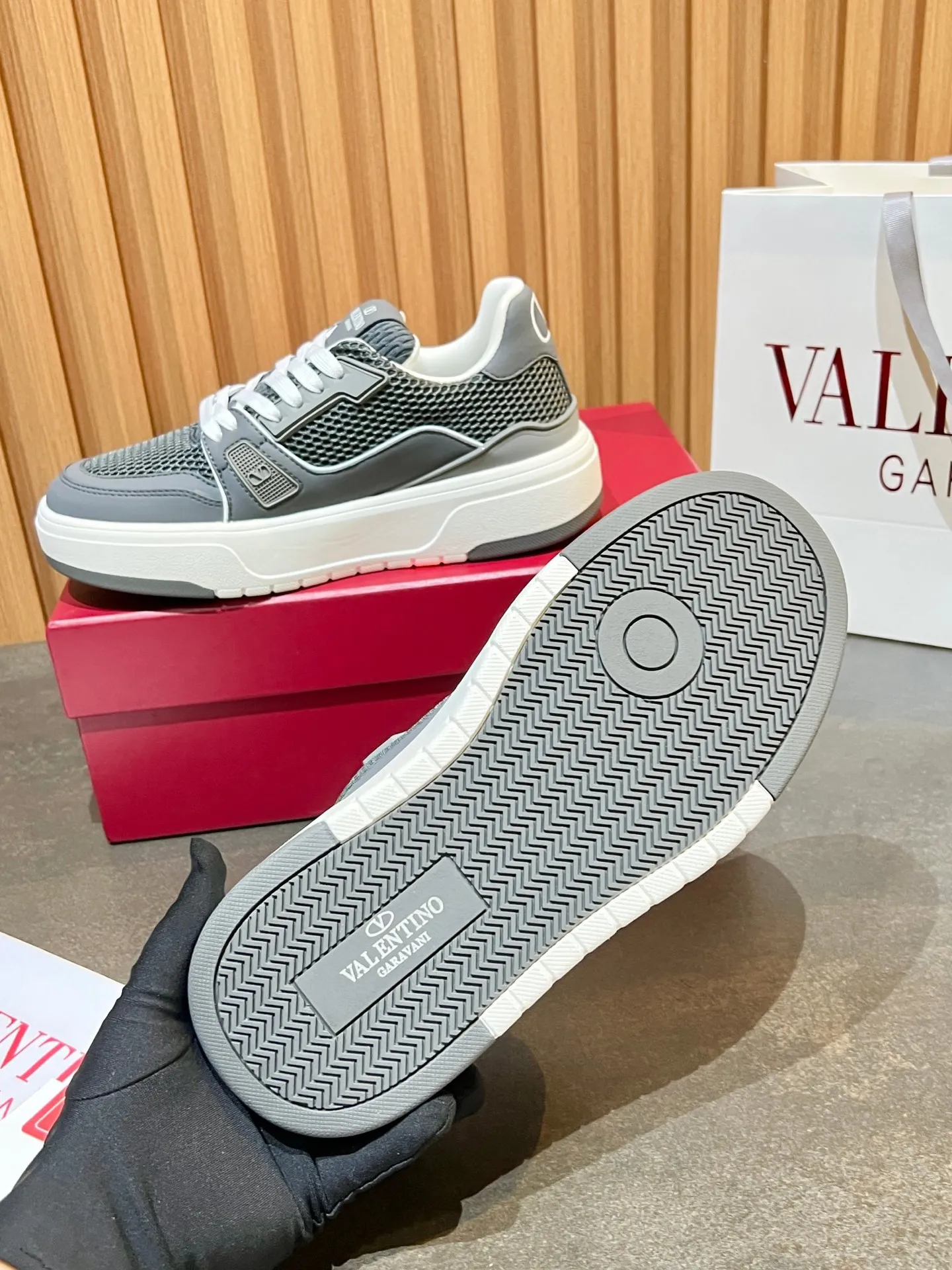 Men's men's shoes 💰640 VLNT Valentino 𝑶𝒏𝒆𝑺𝒕𝒖𝒅 Couple's sneakers series Valentino 2025 latest couple's sneakers, same style for celebrities, hot sale. Original ZP purchase and dismantling. Repeated pattern making and modification. Trying to restore 1:1 original version! Top luxury masterpiece, soft and comfortable, breathable and light, combines fashion and leisure, brings excellent and elegant texture and excellent on-foot comfort. Top purchasing version upper: imported high-end breathable mesh/original oil edge craftsmanship. Inner: imported mesh. Outsole: original development 𝐓𝐏𝐔 two-color combination outsole. Packaging: original configuration complete package. Code number: 35/44 (customized 45 46). Can be customized (self-labeled - no label) order.